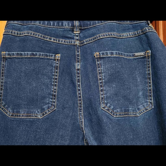 GILI Jeans - Picture 3 of 3